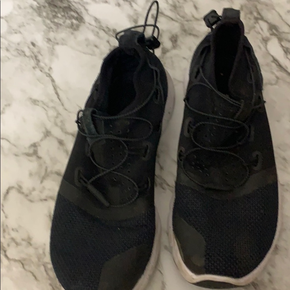 Under armour size 8.5 black tennis shoes